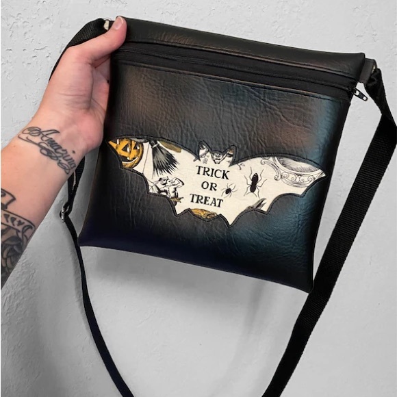 Halloween bat crossbody purse - Picture 2 of 5